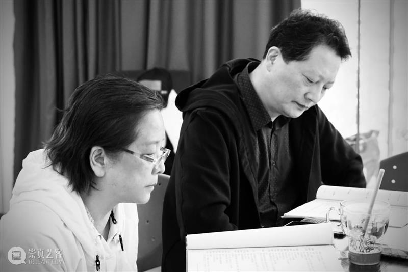 话剧是什么,请来看《家客》。 视频资讯 上海话剧艺术中心 家客 话剧 GUEST 丈夫 故事 戏剧 作品 编剧 喻荣军 灵感 崇真艺客
